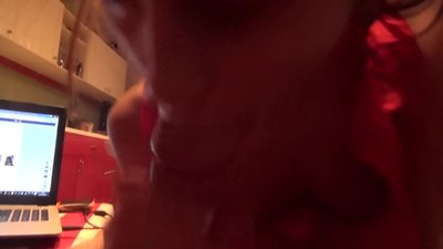 A estudante chupa a piça do irmão enquanto não está ninguém em casa